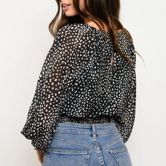 WOMEN'S SMOCKED LOND DOLMAN SLEEVE V-NECK TOP - Picture 2 of 3